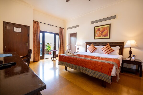 Hill View Daalan - Premium Hill View Room | Ropa de cama de alta calidad y caja de seguridad en la habitación 