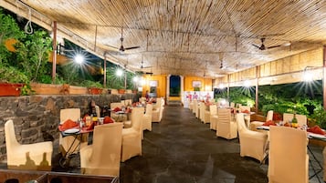 2 間餐廳;供應早餐、午餐、晚餐;本地及多國菜