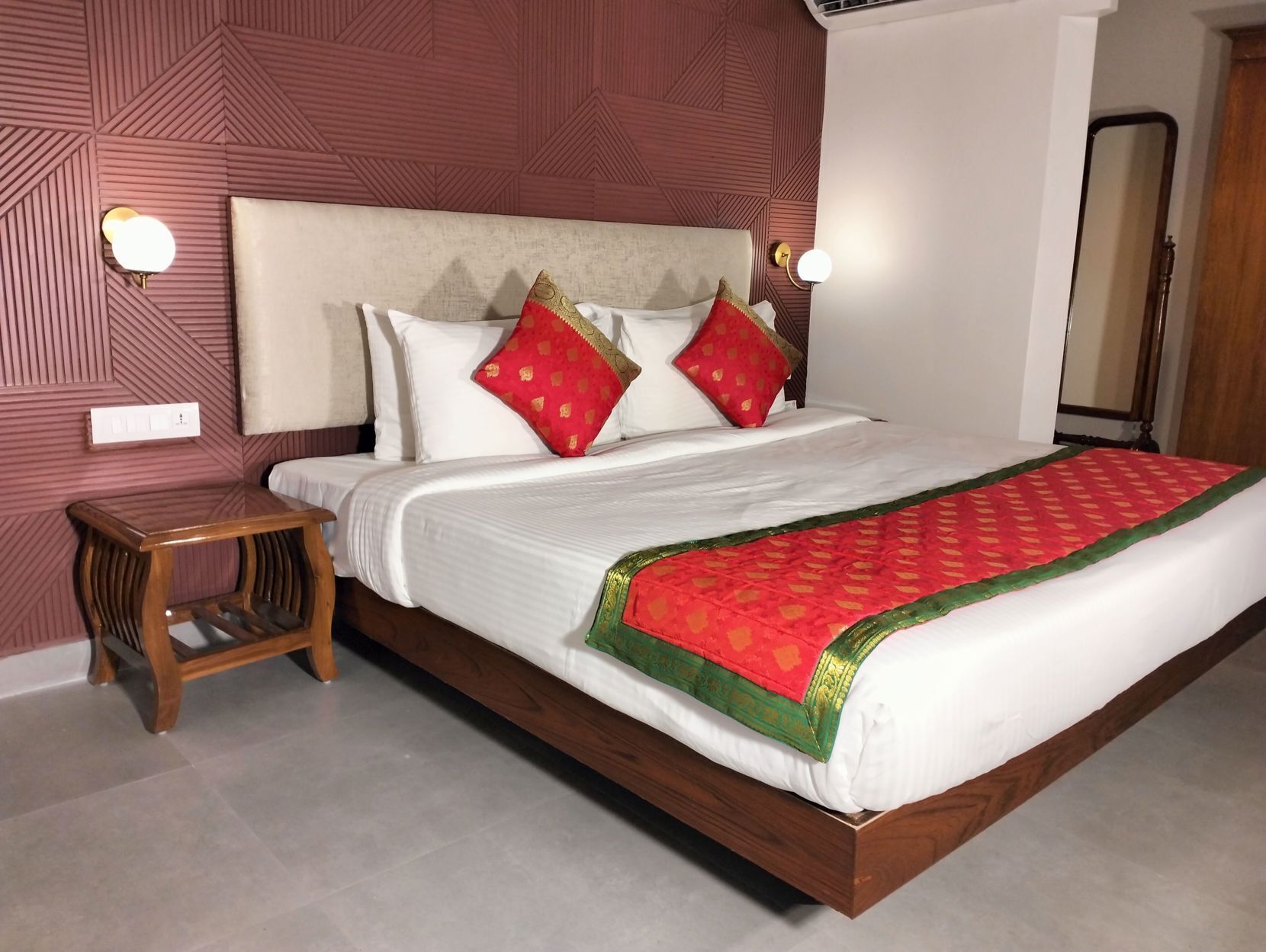 Premium bedding, in-room safe, desk, laptop workspace