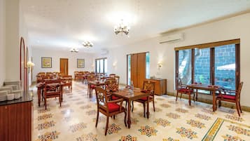 2 restaurants, breakfast, lunch served; local and international cuisine