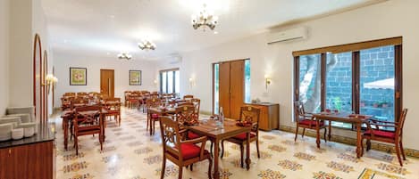 2 restaurants, spécialités Cuisine locale et internationale