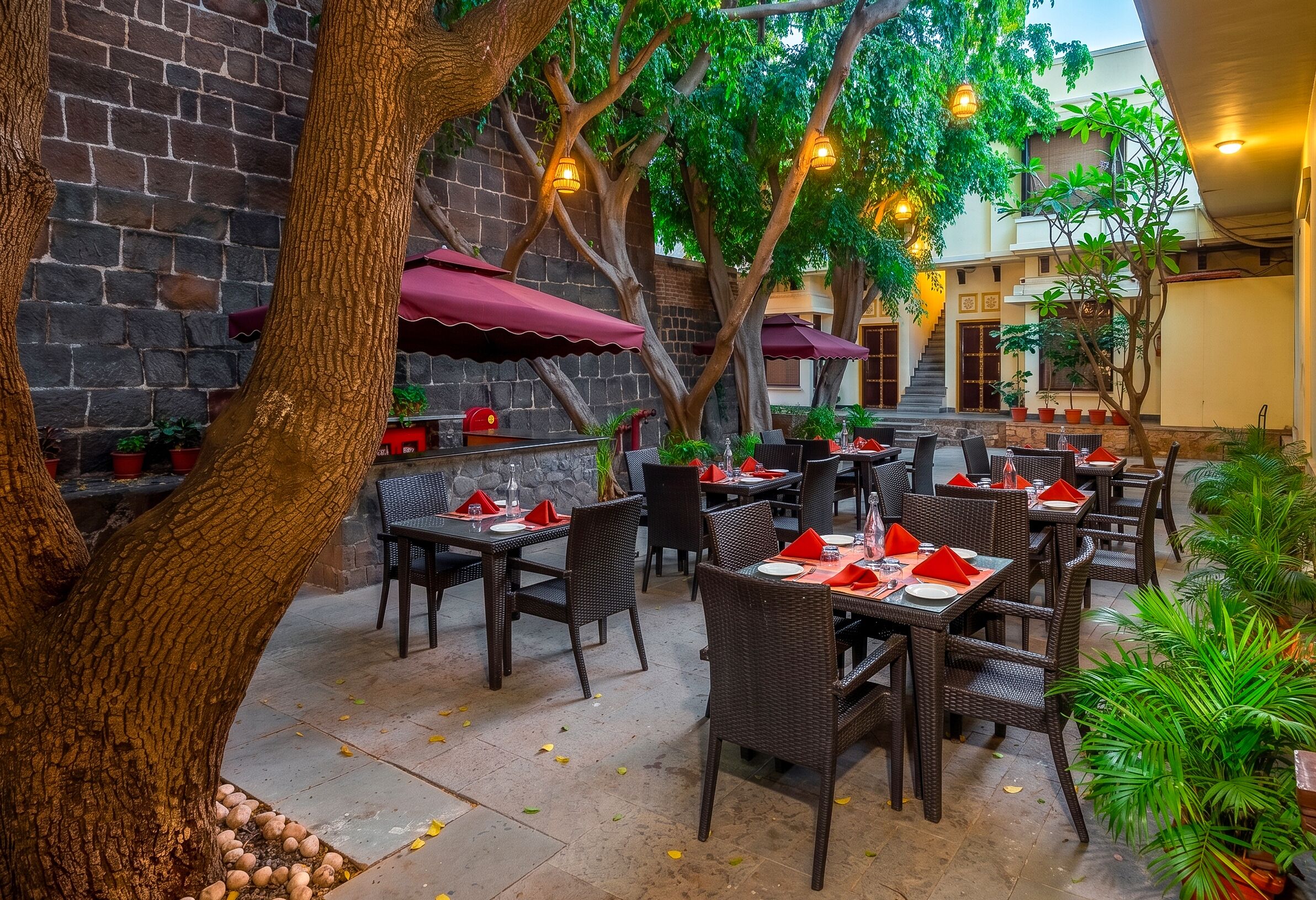2 restaurants, breakfast, lunch served; local and international cuisine