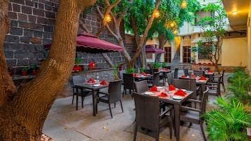 2 restaurants, breakfast, lunch served; local and international cuisine