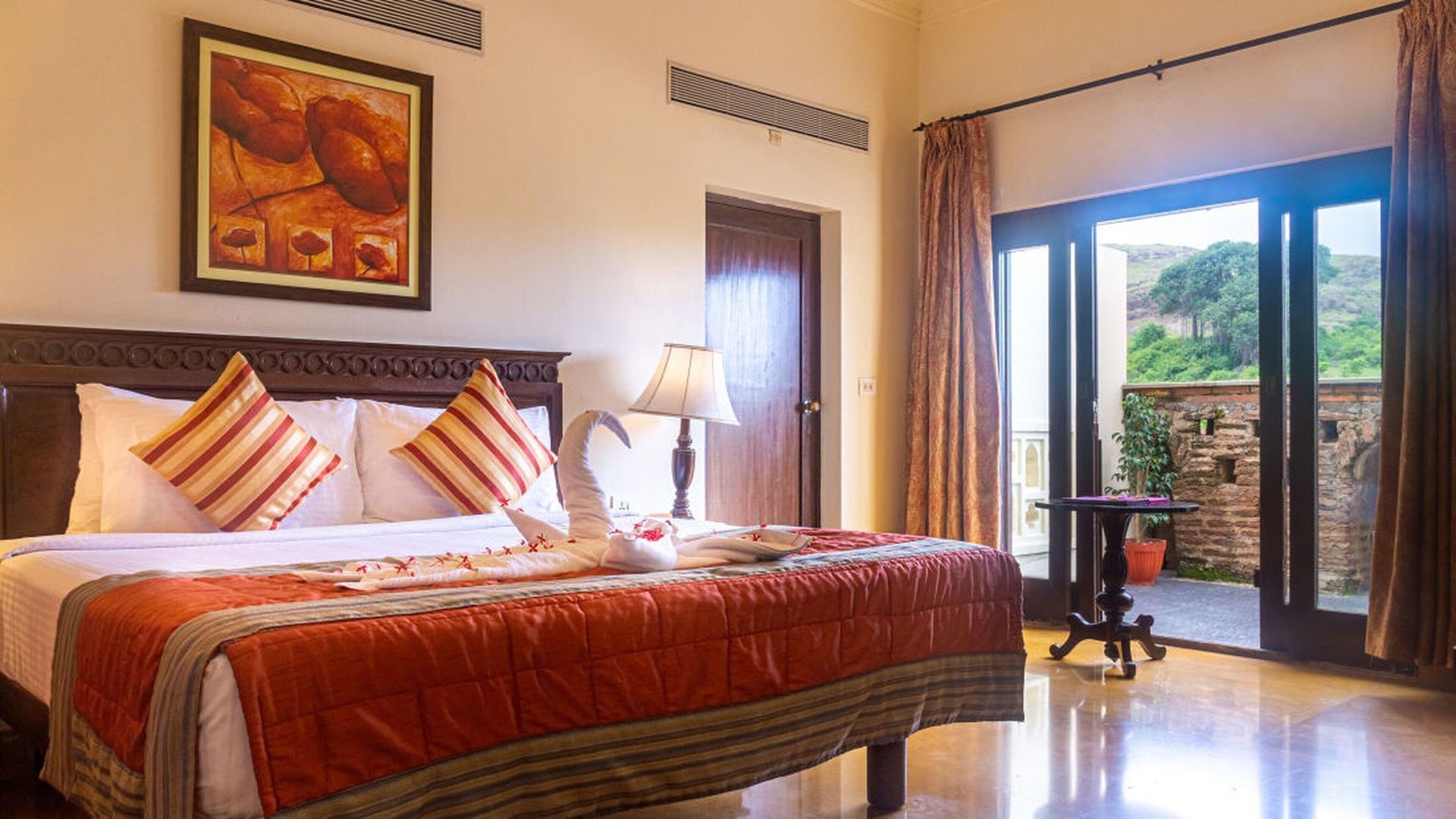 Premium bedding, in-room safe, desk, laptop workspace