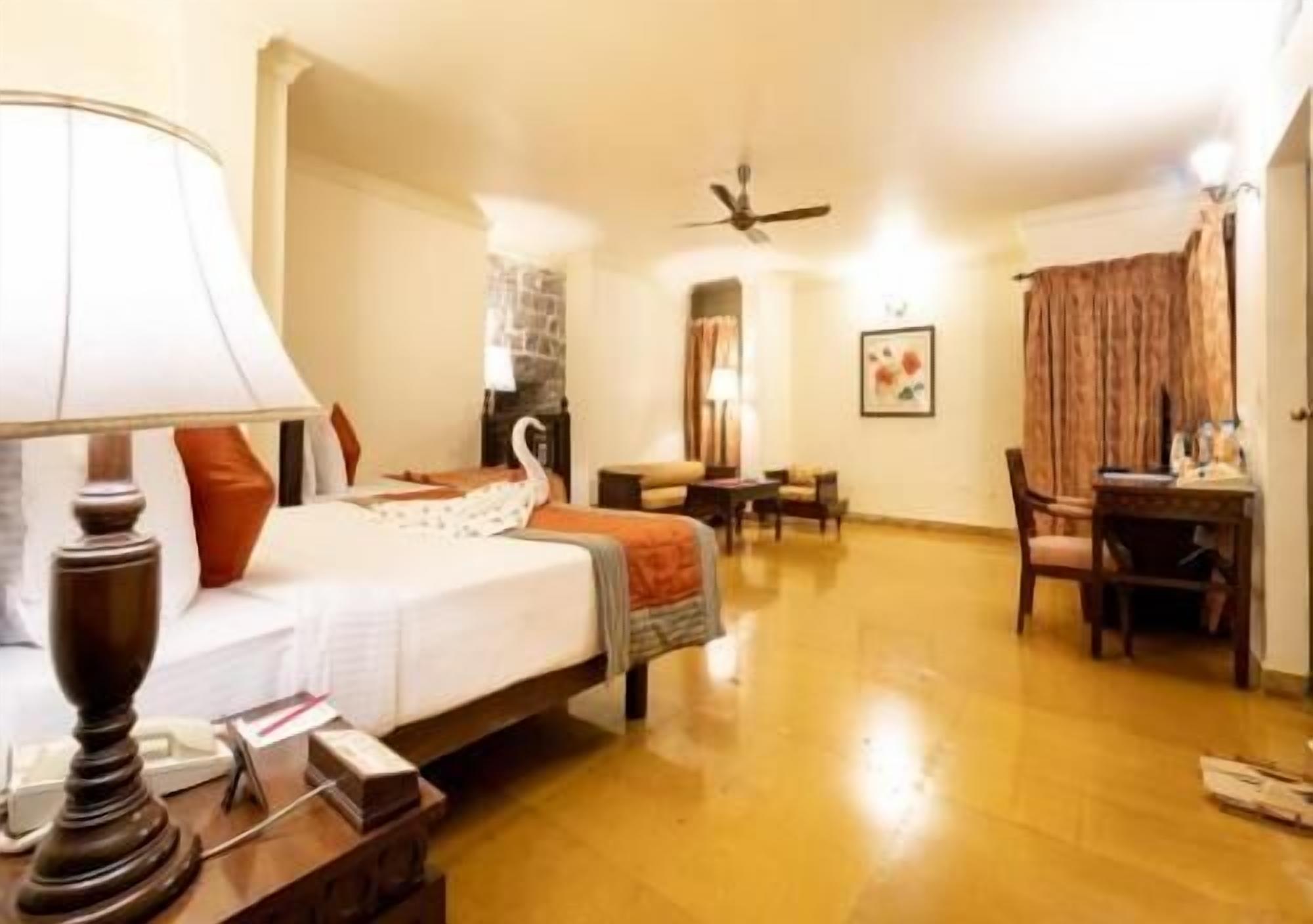 Premium bedding, in-room safe, desk, laptop workspace