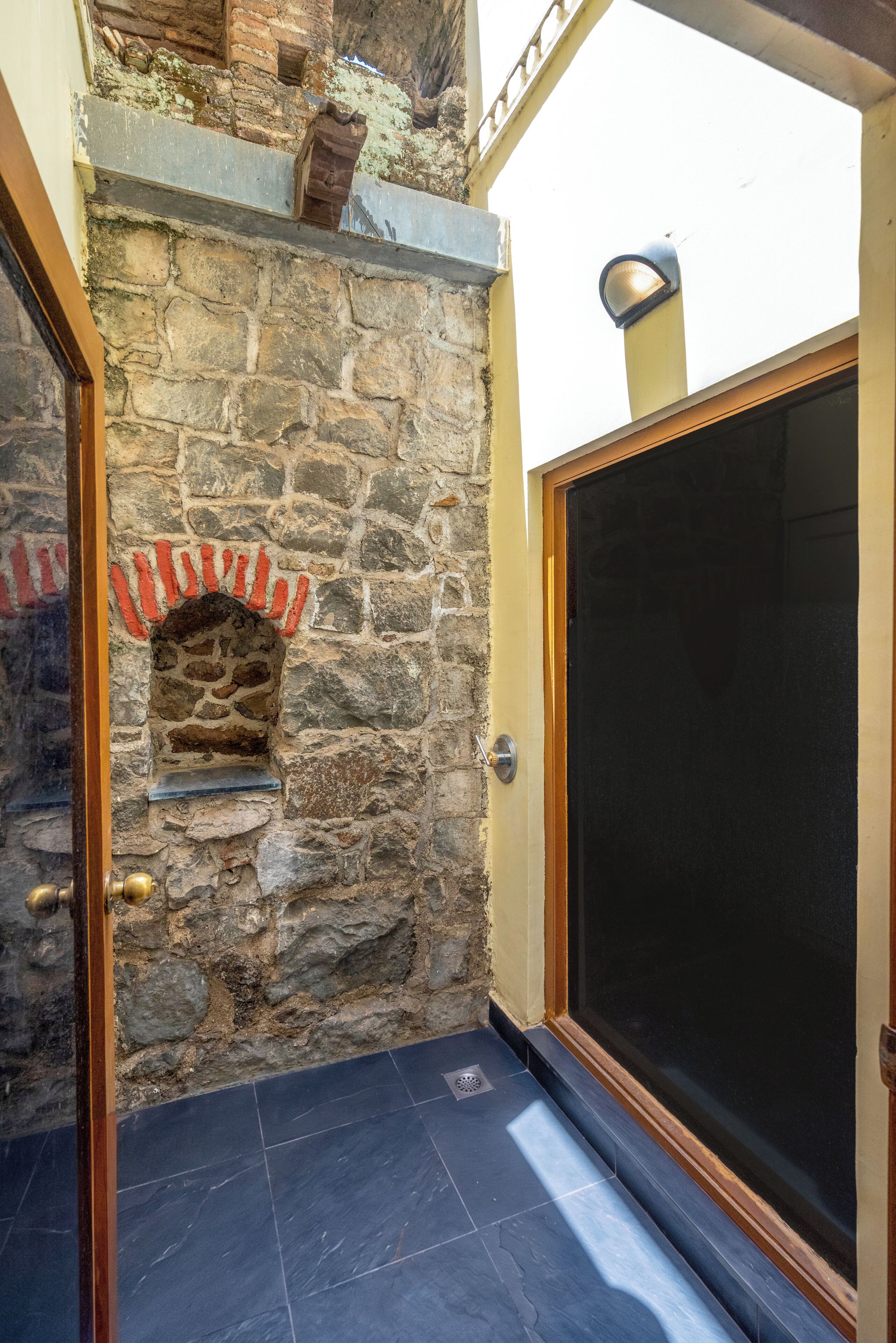 Varsha Suite -Premium Rain Shower Room | Bad | Dusj, toalettartikler (inkludert), hårføner og tøfler