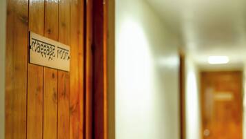 Puerta de madera con un letrero que indica una sala de masajes.
