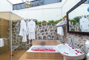 Maharani Suite | Badrum | Dusch, gratis toalettartiklar, hårtork och tofflor