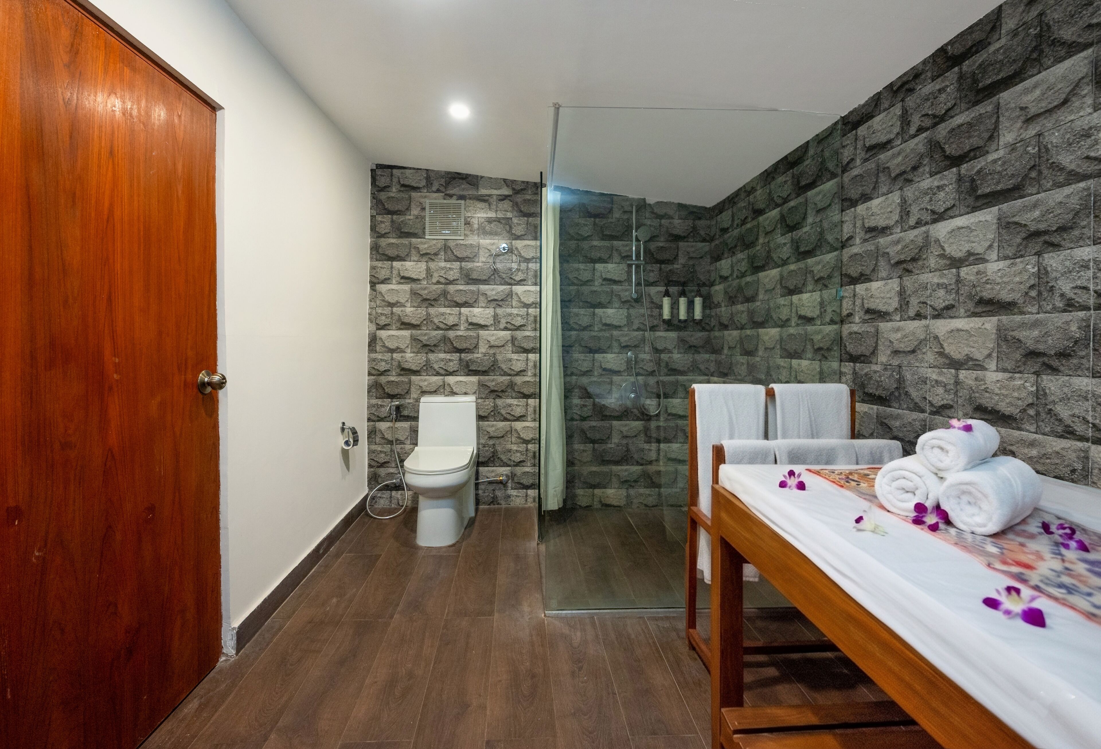 Neem Forest Cottage In Room SPA (Aroma/Swedish) for couple (45 min. with prior appointment) | Bathroom