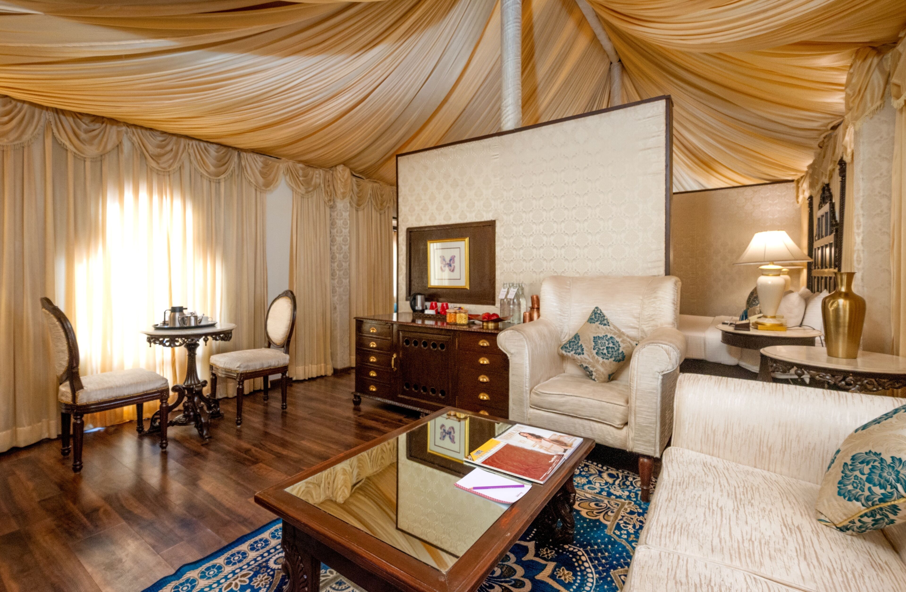 Museum Suite | Luxe beddengoed, een kluis op de kamer, een bureau, een laptopwerkplek