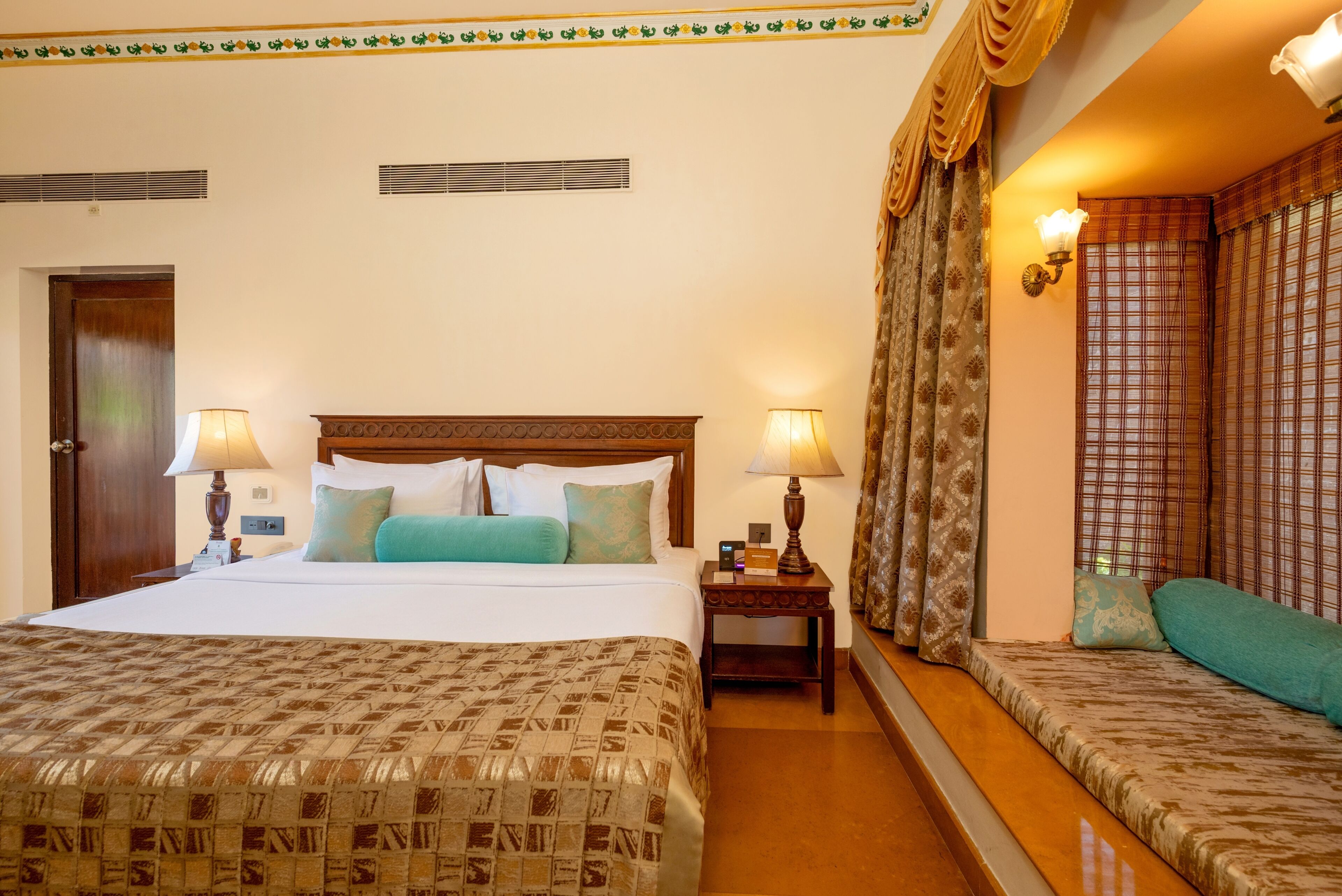 Hill View Daalan - Premium Hill View Room