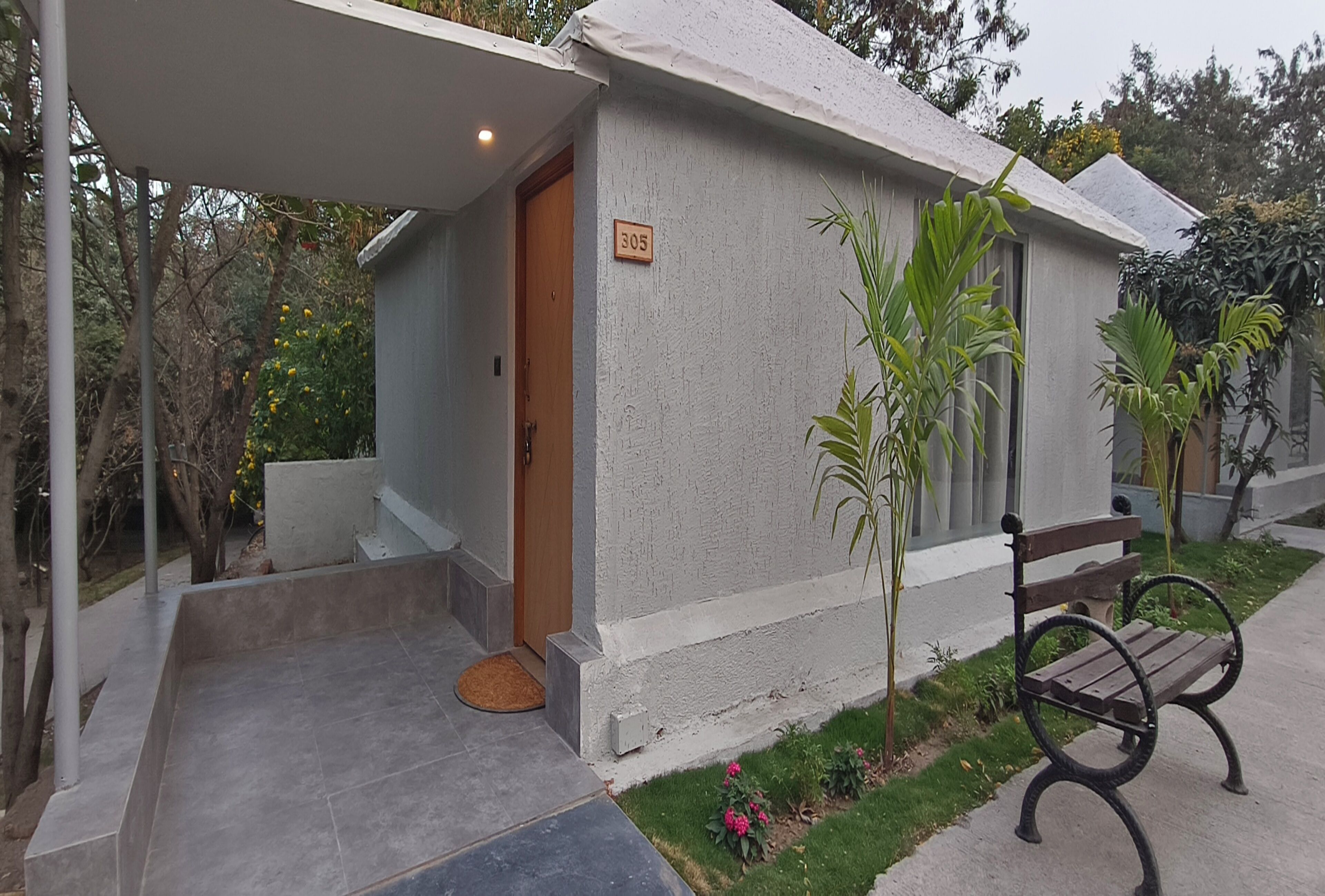 Chhavani - Royal Tent | Premium bedding, in-room safe, laptop workspace, soundproofing