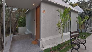 Chhavani - Royal Tent | Premium bedding, in-room safe, laptop workspace, soundproofing