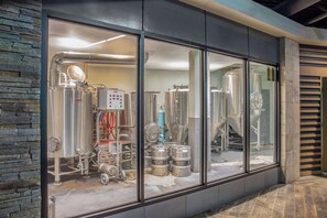 2 bars/lounges, lobby lounge, brewpub - Days Inn & Conference Centre by Wyndham Camrose Norsemen (Camrose)