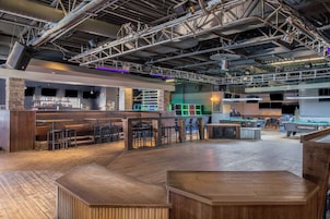 2 bares, salón en el lobby, bar de cervezas