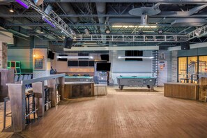 2 bars/lounges, lobby lounge, brewpub - Days Inn & Conference Centre by Wyndham Camrose Norsemen (Camrose)