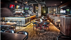 2 bars/lounges, lobby lounge, brewpub - Days Inn & Conference Centre by Wyndham Camrose Norsemen (Camrose)
