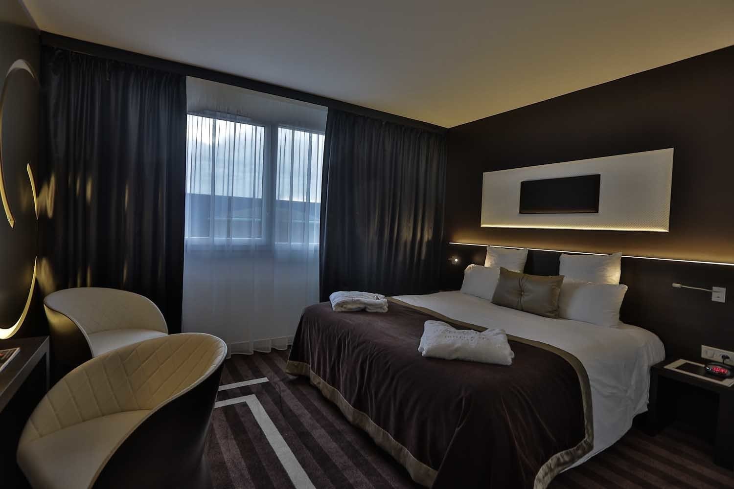 1 bedroom, premium bedding, desk, laptop workspace