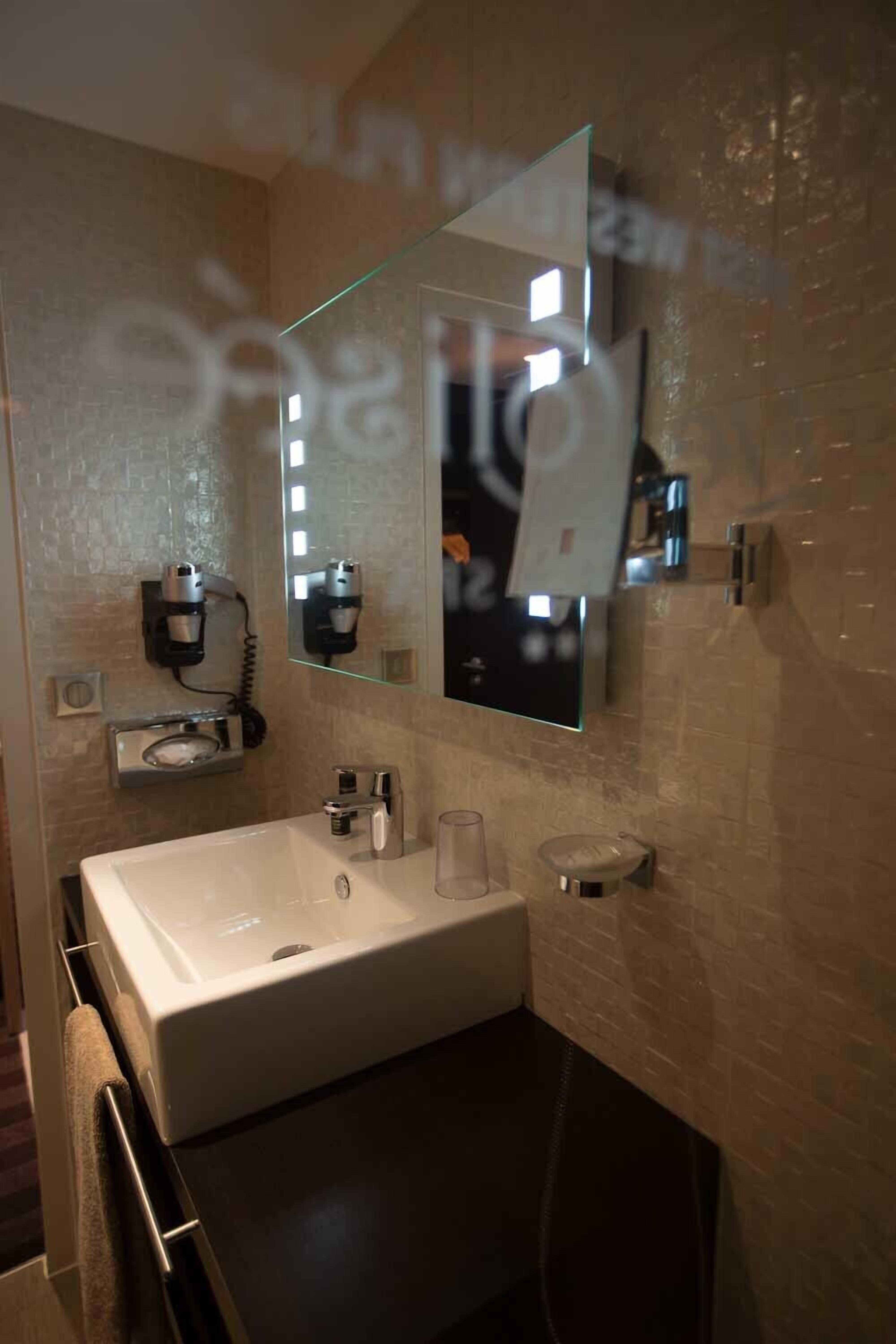 shower, rainfall showerhead, free toiletries, hair dryer