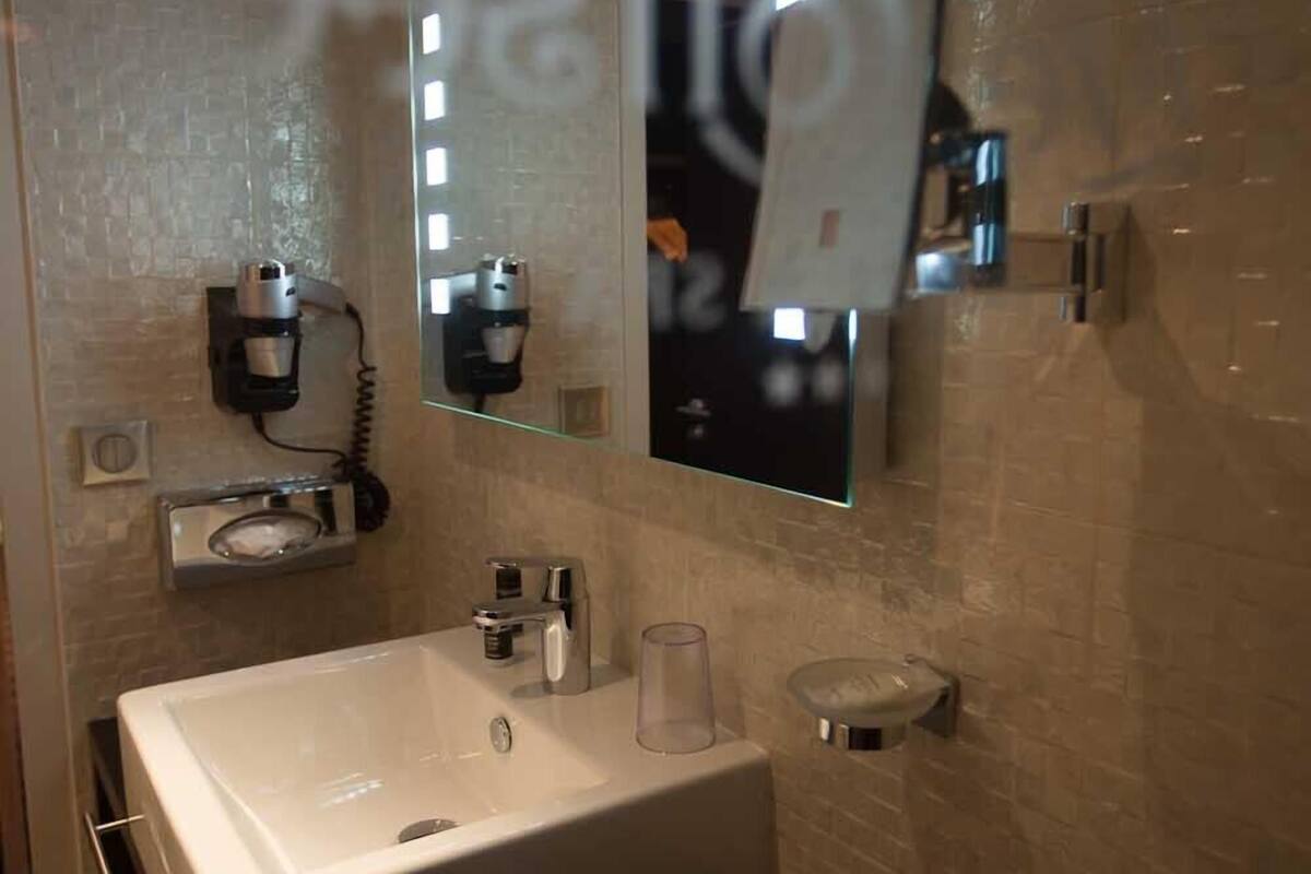 shower, rainfall showerhead, free toiletries, hair dryer