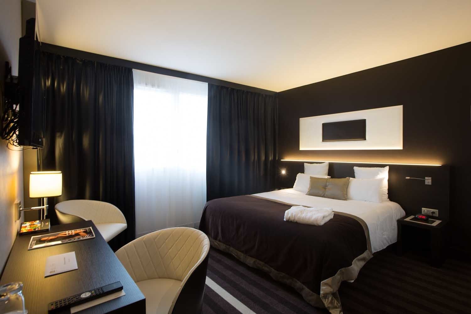 1 bedroom, premium bedding, desk, laptop workspace