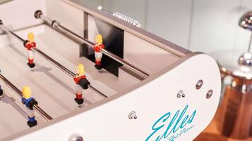 Une table de baby-foot avec le nom de marque « Ellis » inscrit sur le côté.