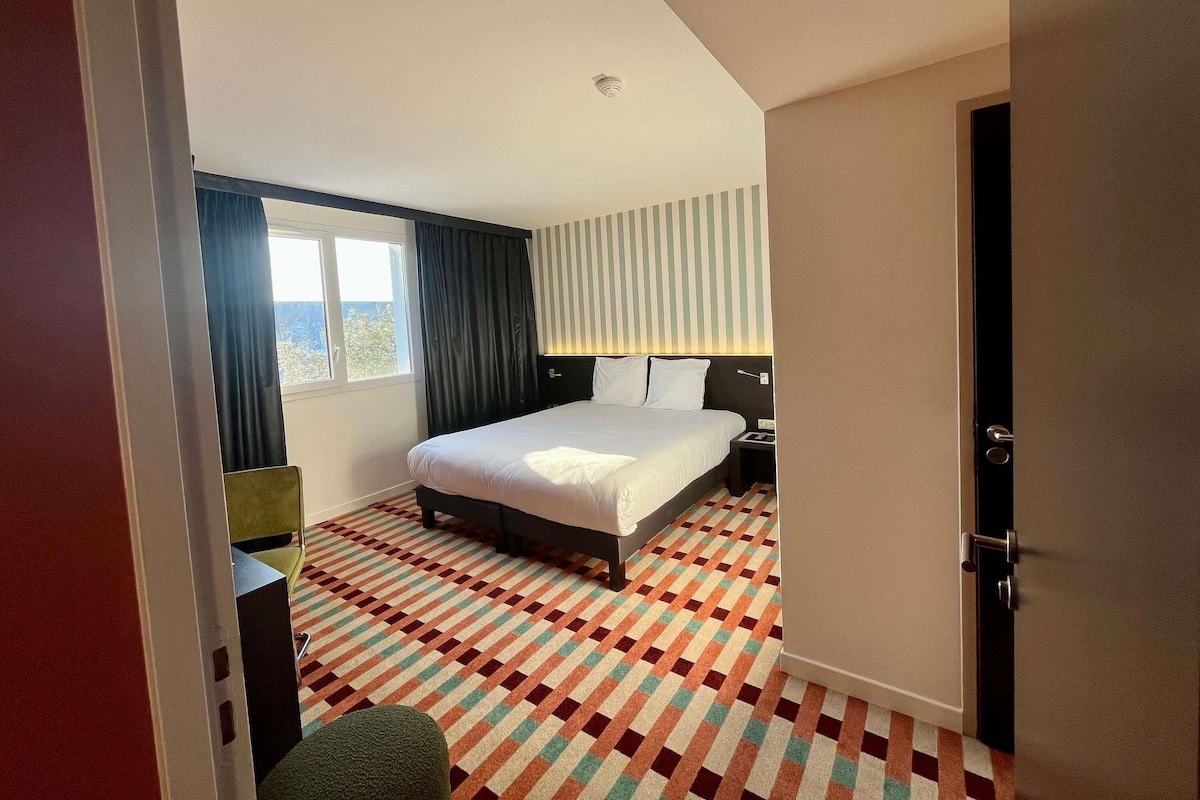 Suite, 1 kingsize-seng med sovesofa | Sengetøy av topp kvalitet, skrivebord og skrivebord for bærbar PC