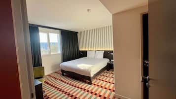 Suite, 1 King-Bett und Schlafsofa | Hochwertige Bettwaren, Schreibtisch, laptopgeeigneter Arbeitsplatz