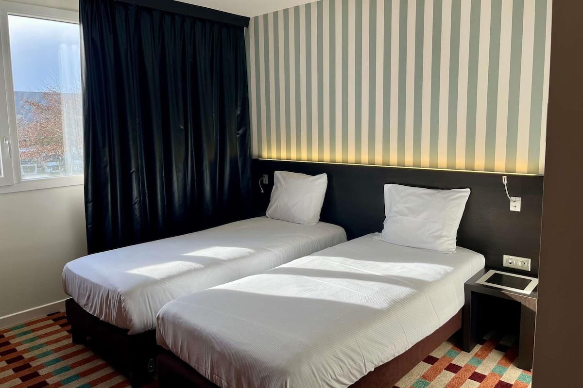 Quarto standard, 2 camas de solteiro | Roupas de cama premium, escrivaninha, espaço de trabalho para notebook