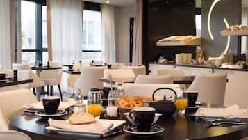 Petit déjeuner buffet (13.90 EUR par personne)