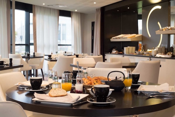 Desayuno buffet diario (EUR 13.90 por persona)