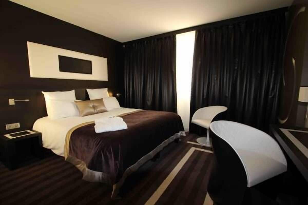 1 bedroom, premium bedding, desk, laptop workspace