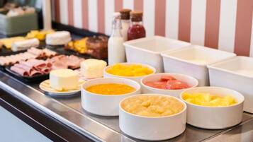 Päivittäinen buffetaamiainen (13.90 EUR per henkilö)