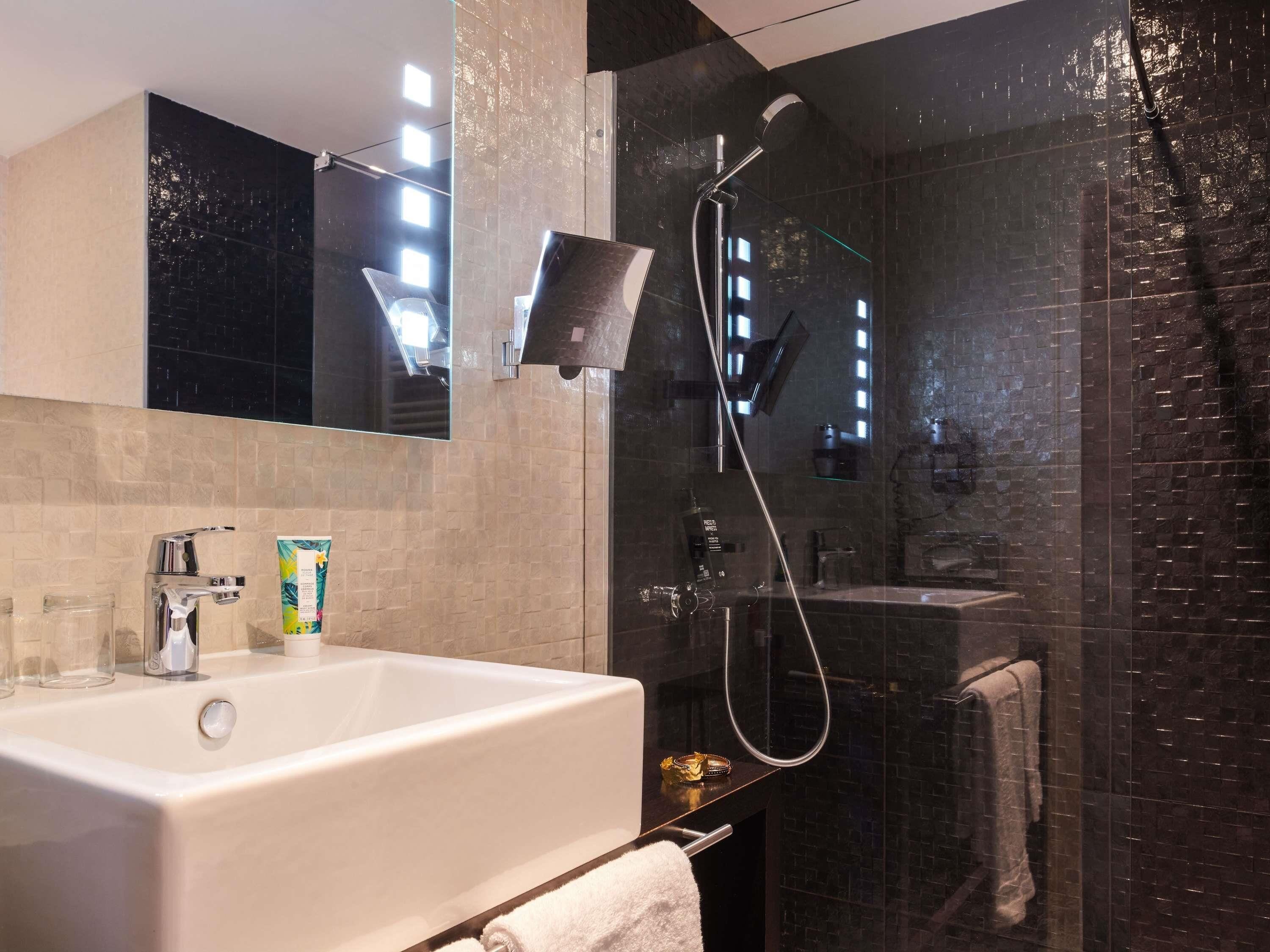 Shower, rainfall showerhead, free toiletries, hair dryer