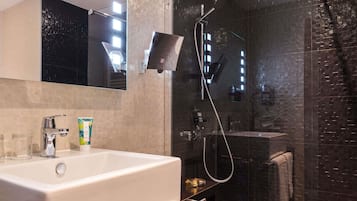 Shower, rainfall showerhead, free toiletries, hair dryer