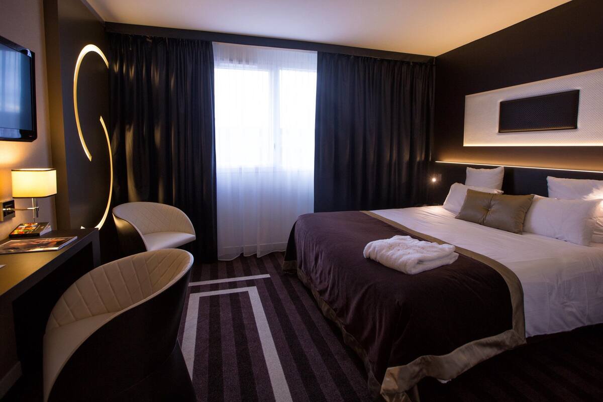 1 bedroom, premium bedding, desk, laptop workspace