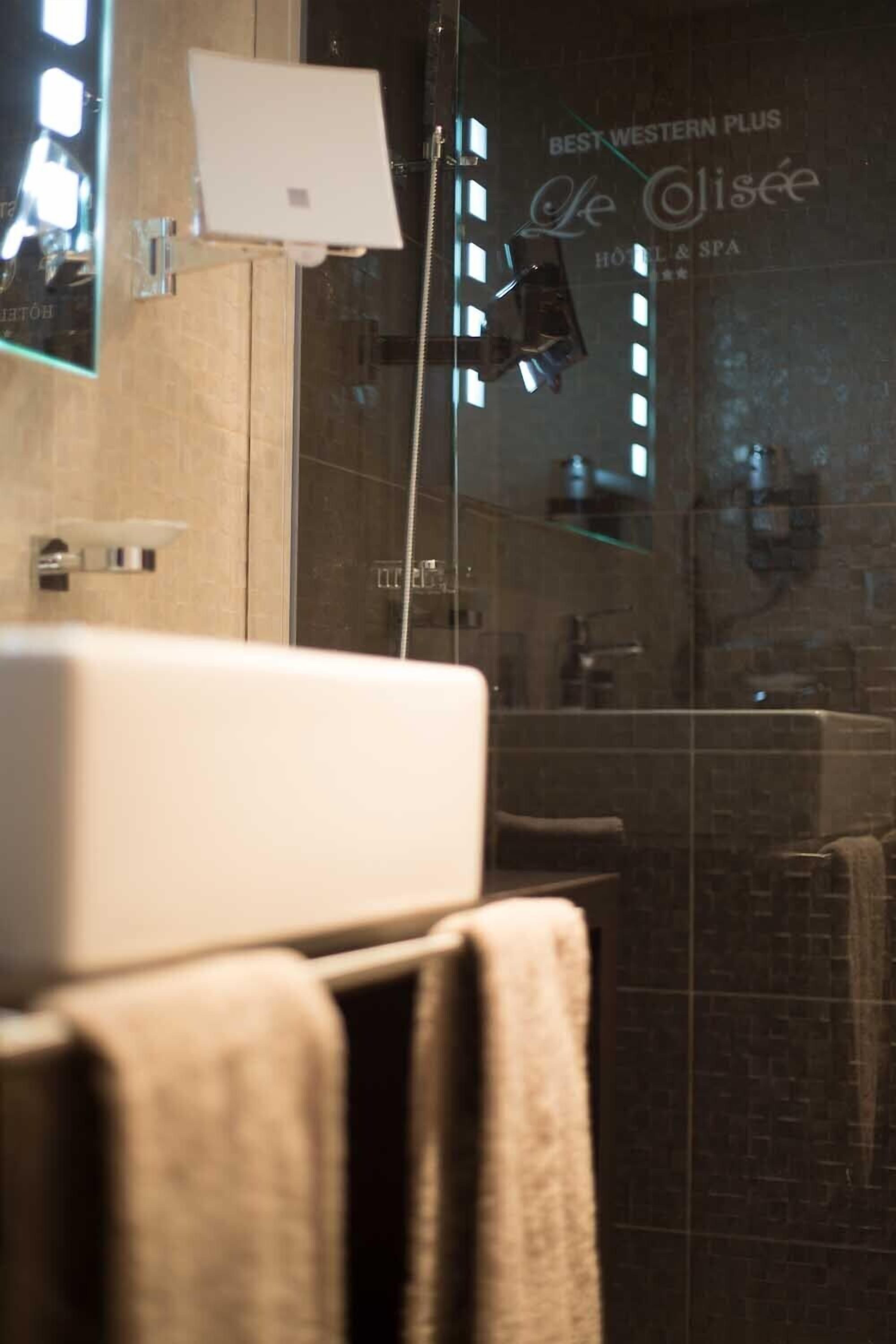 shower, rainfall showerhead, free toiletries, hair dryer