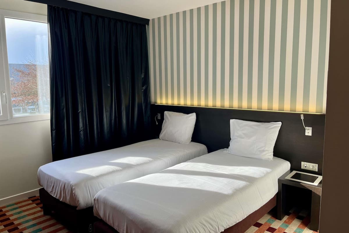 Standard Room, 2 Twin Beds | Premium bedding, desk, laptop workspace, blackout drapes