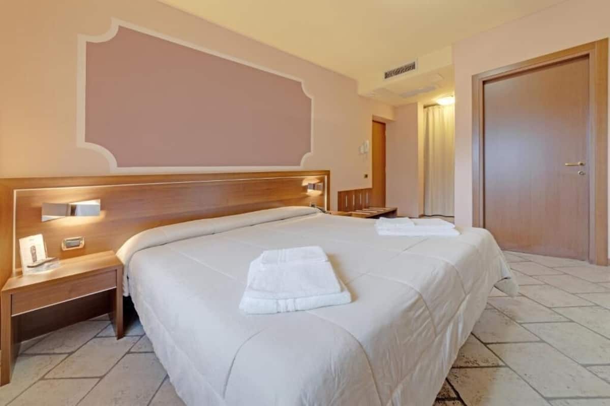Comfort Double or Twin Room, Mountain View | 1 bedroom, pillowtop beds, in-room safe, desk