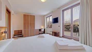 Suite junior, vista al lago | 1 habitación, camas con pillow-top y caja de seguridad en la habitación