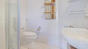 Comfort tweepersoonskamer, uitzicht op meer | Badkamer | Een douche, een regendouche, gratis toiletartikelen, een haardroger