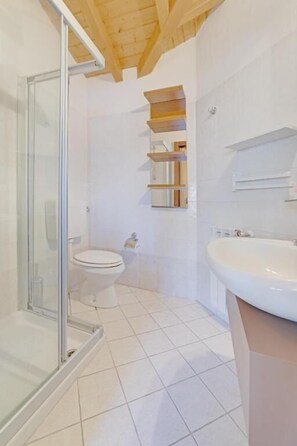 Comfort Double Room, Lake View | Bathroom