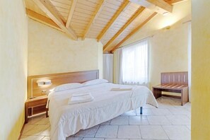 Comfort tweepersoonskamer, uitzicht op meer | Pillowtop-bedden, een kluis op de kamer, een bureau, gratis wifi