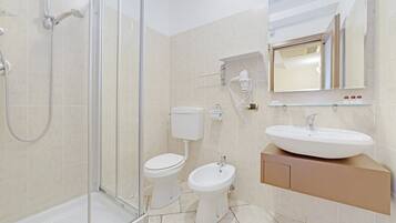 Superior-Dreibettzimmer, Balkon | Badezimmer | Dusche, Regendusche, kostenlose Toilettenartikel, Haartrockner