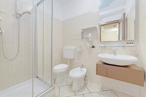 ห้องซูพีเรียทริปเปิล, ระเบียง | ห้องน้ำ | ฝักบัว, เรนชาวเวอร์, ของใช้ในห้องน้ำฟรี, ไดร์เป่าผม