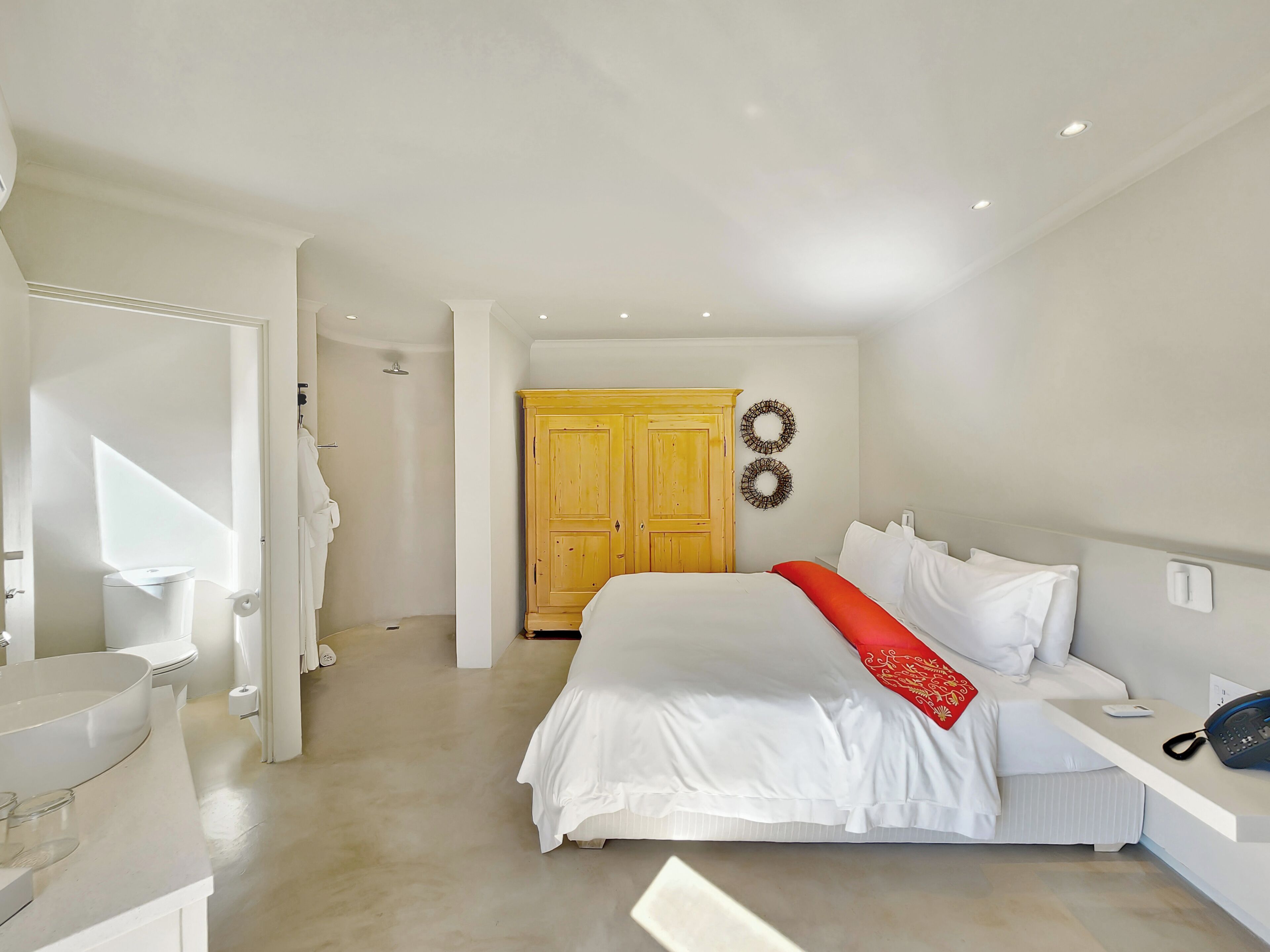 Deluxe Suite 303 / Kitchenette | 1 bedroom, Egyptian cotton sheets, premium bedding, in-room safe