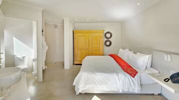 Deluxe Suite 303 / Kitchenette | 1 bedroom, Egyptian cotton sheets, premium bedding, in-room safe