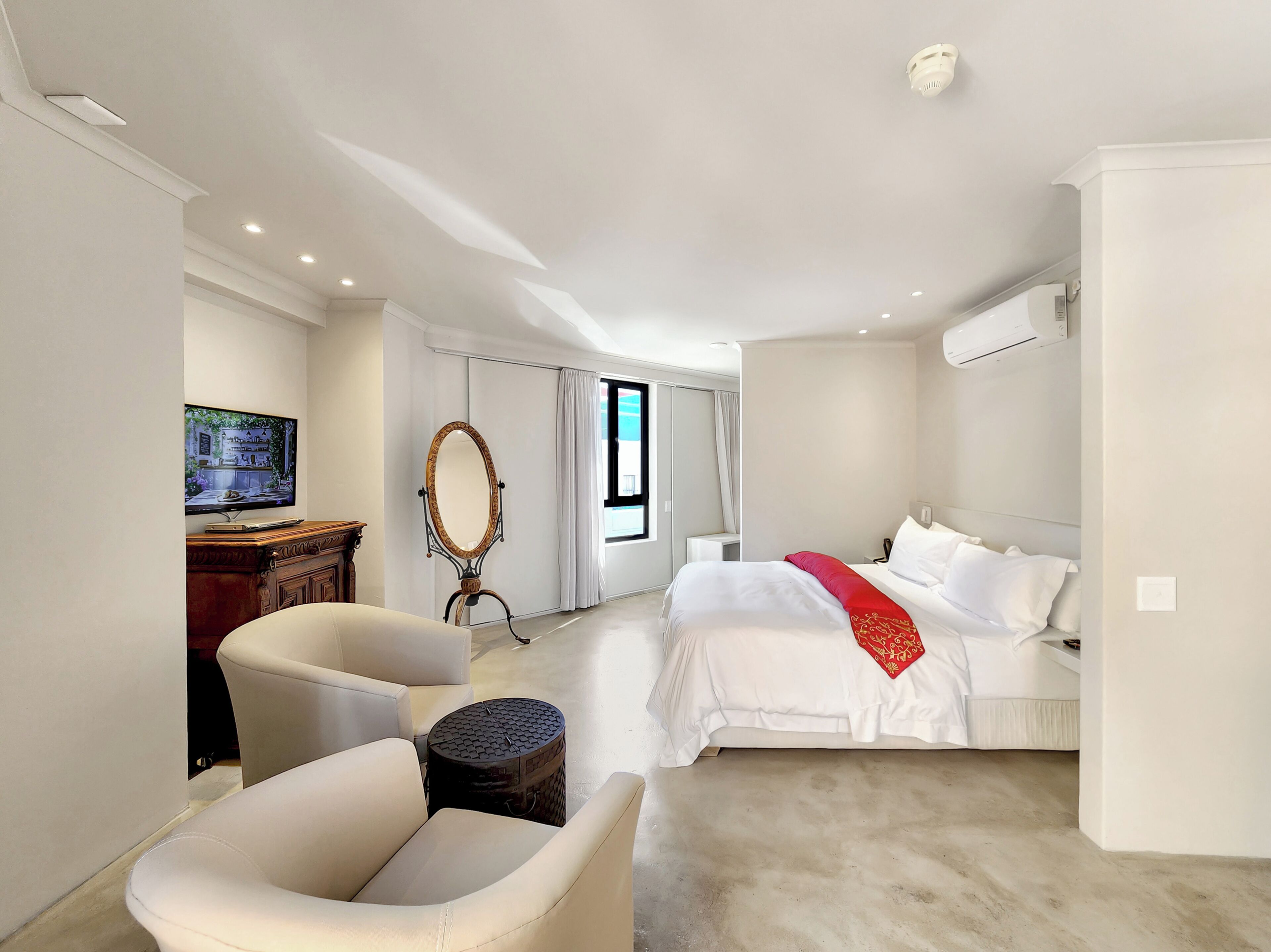 Deluxe Suite 102 / Bath & Rain Shower | 1 dormitorio, sábanas de algodón egipcio, ropa de cama de alta calidad