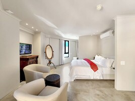 1 bedroom, Egyptian cotton sheets, premium bedding, in-room safe