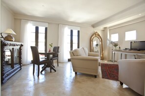 Deluxe Suite with kitchenette (B+B) | Living room